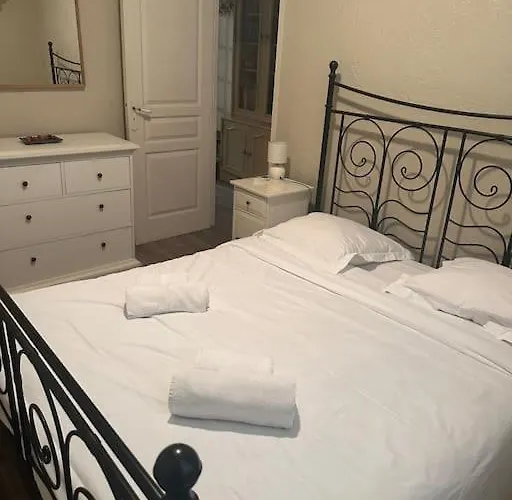 Republic - Right In The Center Of The Old Town *