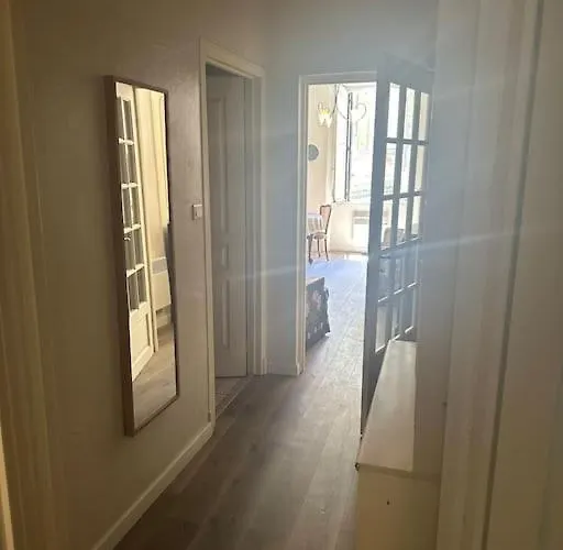 Republic - Right In The Center Of The Old Town *