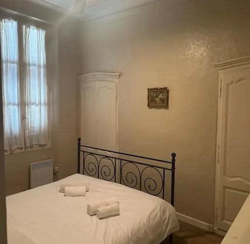 Republic - Right In The Center Of The Old Town *