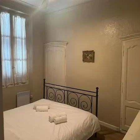 Republic - Right In The Center Of The Old Town *